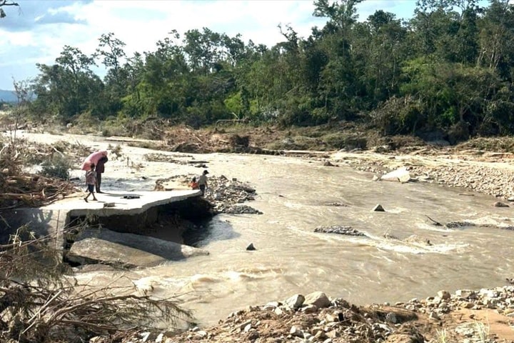 Gia Lai: Lũ cuốn trôi đường, 234 hộ với 1.172 nhân khẩu bị chia cắt