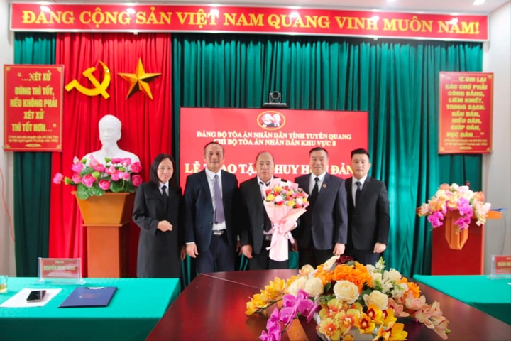 Phó Chánh án TAND khu vực 8 - Tuyên Quang nhận Huy hiệu 30 năm tuổi Đảng