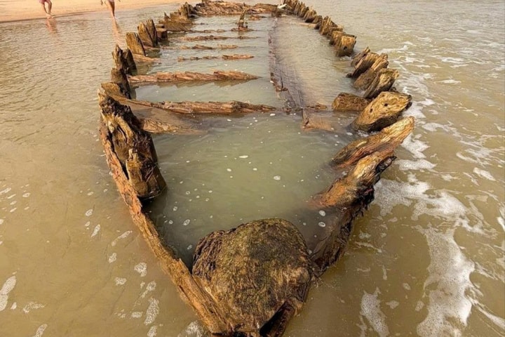 Đề xuất bảo tồn con tàu gỗ cổ lộ diện trên bãi biển Hội An