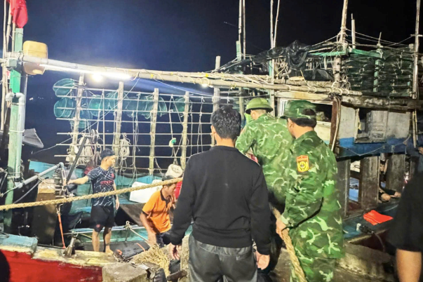 7 ngư dân thoát chết sau vụ chìm tàu cá gần cảng Hòn La