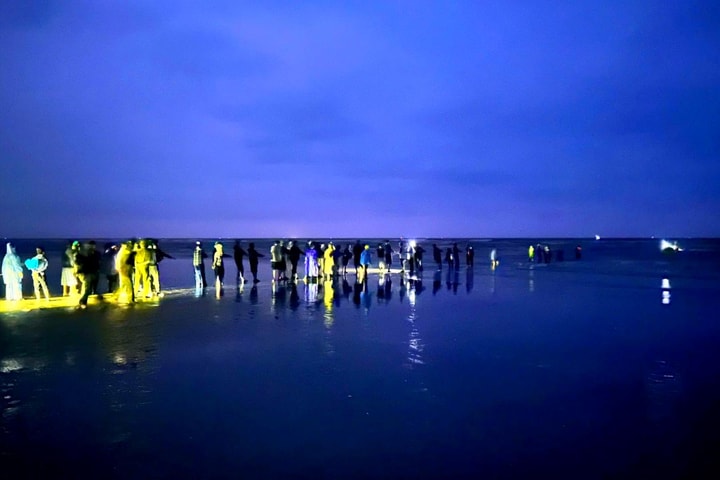 Lật thuyền đánh cá, cha mất tích, con trai may mắn bơi được vào bờ