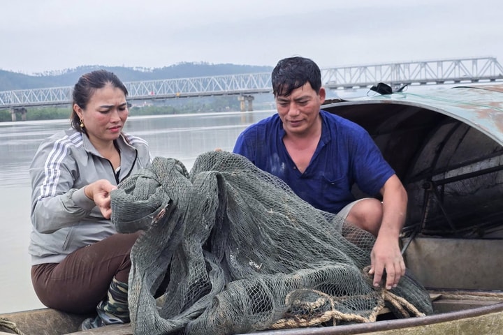 Bàn tay níu lại những kiếp người