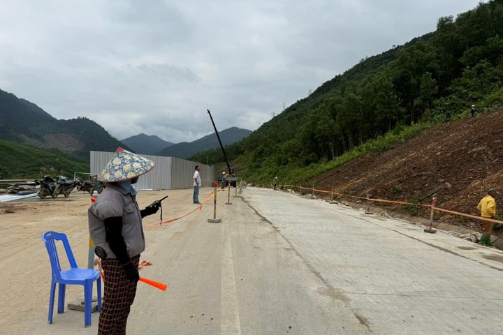 Khắc phục sạt lở đất đá trên tuyến cao tốc La Sơn - Hòa Liên