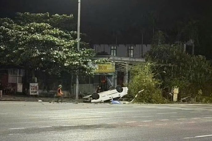 Điều tra vụ ô tô lật ngửa làm một người tử vong ở Quảng Trị