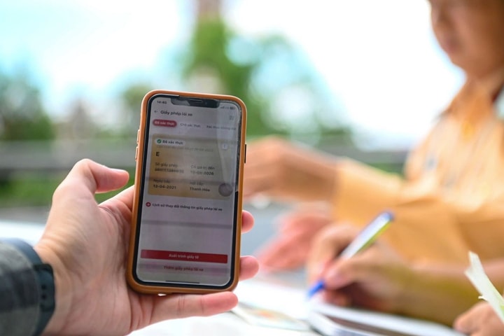 Hà Nội số hoá gần 3.000 hồ sơ đăng ký xe, GPLX ngay ngày đầu ra quân