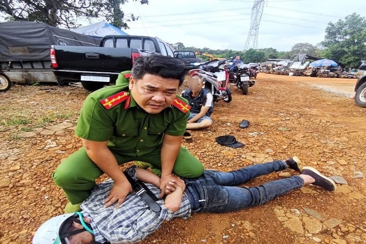 Nghiện trộm xe máy, Công an truy đuổi “bắt nóng“
