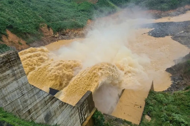 Đà Nẵng: Yêu cầu các hồ thủy điện hạ mực nước đón lũ trước 15/11