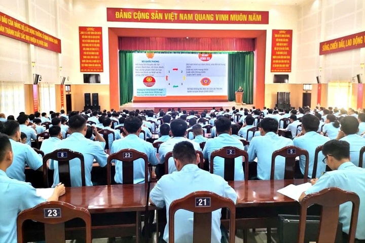 TAQS khu vực 2 - Quân khu 5 tuyên truyền pháp luật tại Trường Sĩ quan Không quân