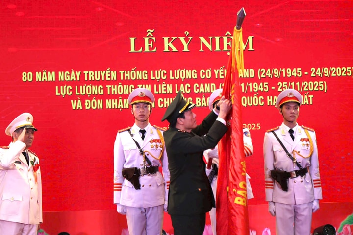 Lực lượng Cơ yếu và Thông tin liên lạc đón nhận Huân chương Bảo vệ Tổ quốc hạng Nhất