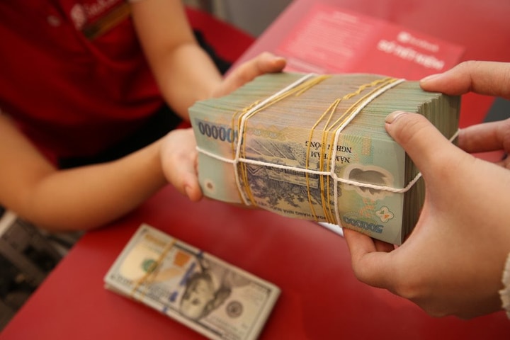 Ngân hàng tăng ưu đãi tiền gửi tiết kiệm