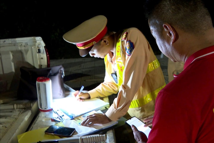 Huế mạnh tay xử lý xe khách “trá hình” sau mưa lũ