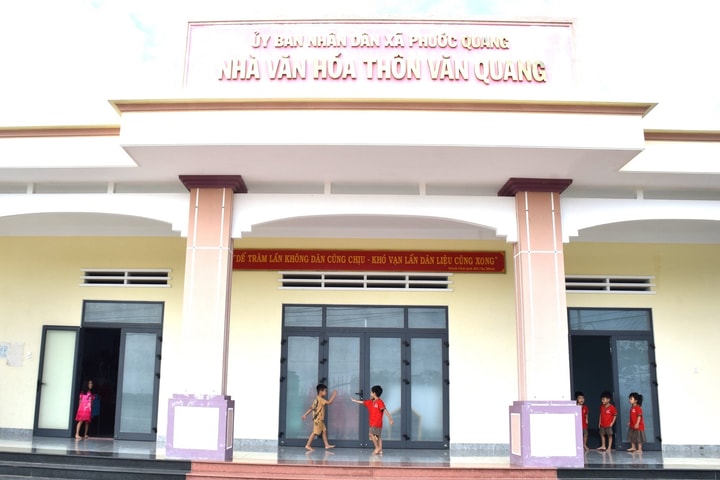 Lớp học tạm trong nhà văn hóa thôn sau bão số 13 tại Gia Lai