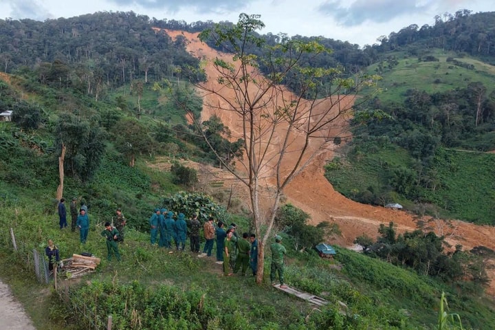 Huy động tối đa lực lượng cứu hộ sạt lở tại xã Hùng Sơn