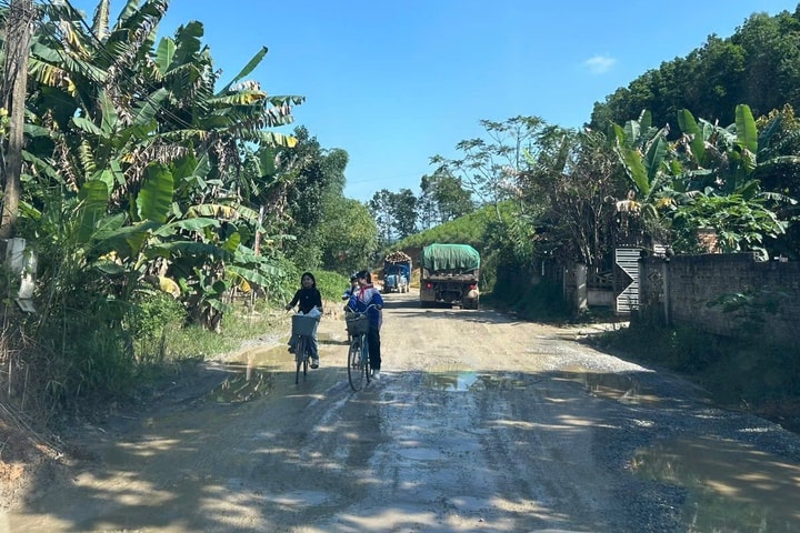 Thanh Hóa: Người dân khốn khổ vì tuyến đường thi công nham nhở, kéo dài