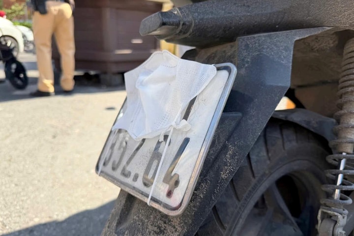 Hàng loạt tài xế “đeo” khẩu trang cho biển số xe máy bị xử lý