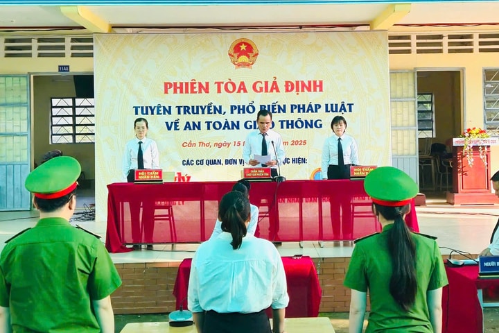 800 học sinh Trường THPT Lương Định Của hào hứng theo dõi phiên tòa giả định tuyên truyền về ATGT