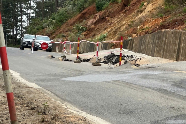 Xuất hiện vết nứt đường dài 100m trên Quốc lộ 24