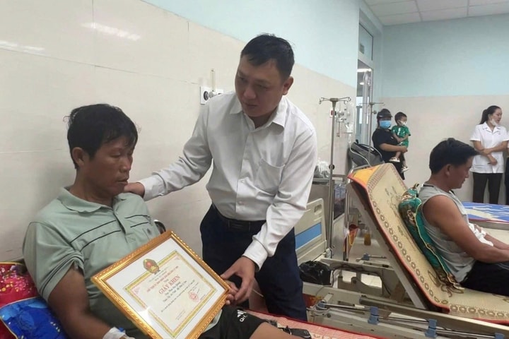 Khen thưởng nhiều tập thể, cá nhân cứu 3 ngư dân ở Lý Sơn