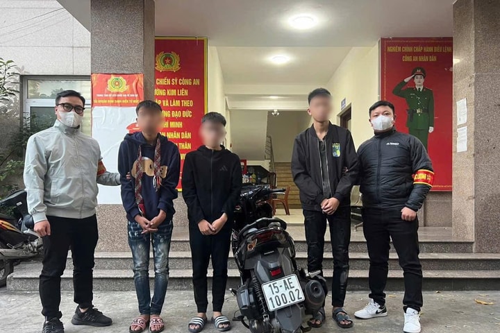 Đạp vào đầu xe công vụ khiến 2 cán bộ Công an 141 ngã ra đường