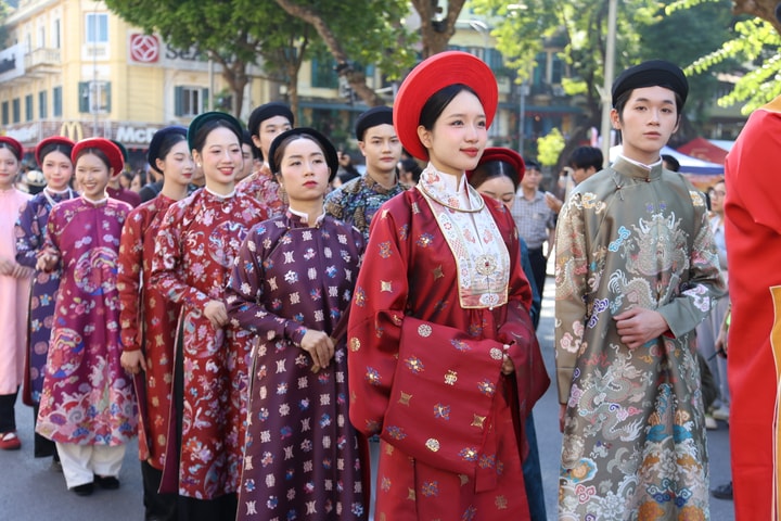 Những hình ảnh ấn tượng ngày hội Việt phục “Bách Hoa Bộ Hành”