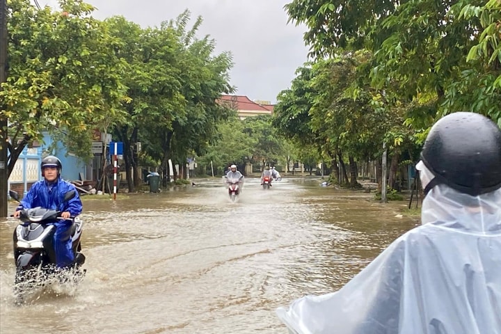 Huế cảnh báo mưa lớn, lũ và gió mạnh trên biển