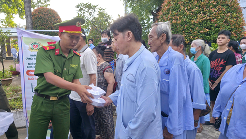 Tuổi trẻ Công an tỉnh An Giang cùng nhóm thiện nguyện tặng suất ăn miễn phí cho bệnh nhân nghèo