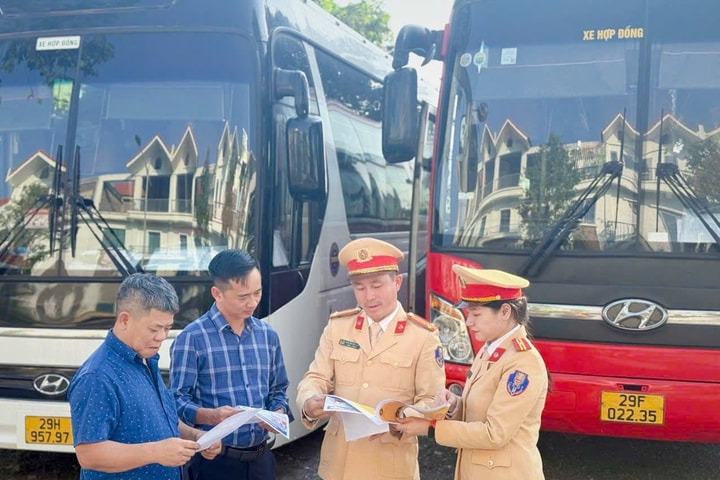 CSGT tuyên truyền an toàn giao thông đối với doanh nghiệp vận tải hành khách