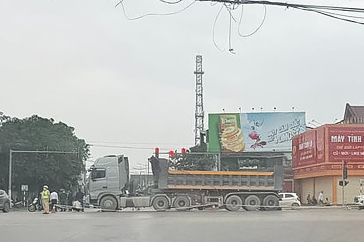 Va chạm ô tô tải, cụ bà tử vong tại chỗ