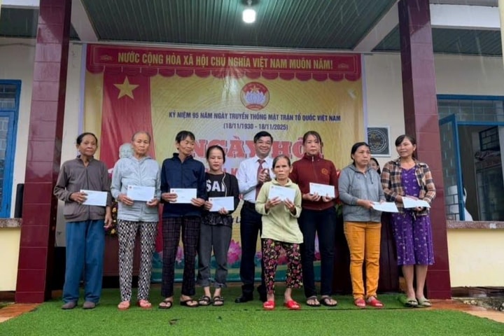 Chánh án TP. Đà Nẵng trao quà hỗ trợ người dân thôn Đồng Lâm