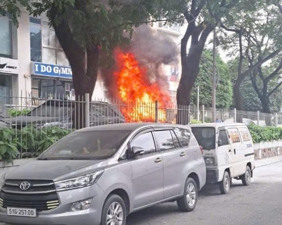 Xe 5 chỗ bất ngờ cháy khi dừng trước chung cư