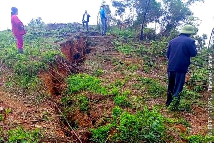 Sơ tán dân, cấm đường khi xuất hiện vết nứt lớn