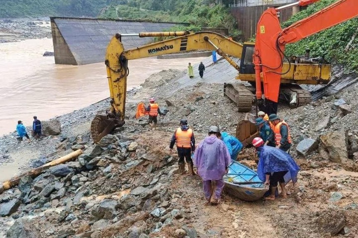 Giải cứu 2 người dân bị cô lập vì nước lũ