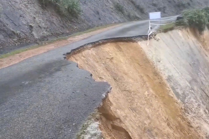 Sạt lở nhiều vị trí trên đường Hồ Chí Minh và tuyến ĐT606