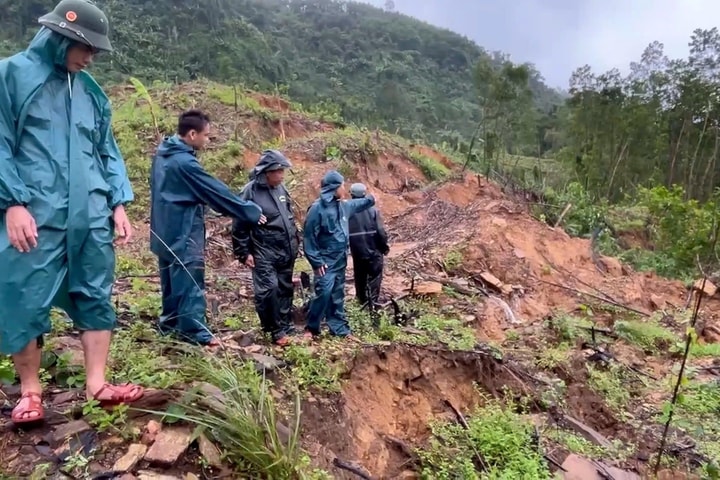 Phát hiện nhiều vết nứt tại núi Ngang, tổ chức di dời gần 60 hộ dân