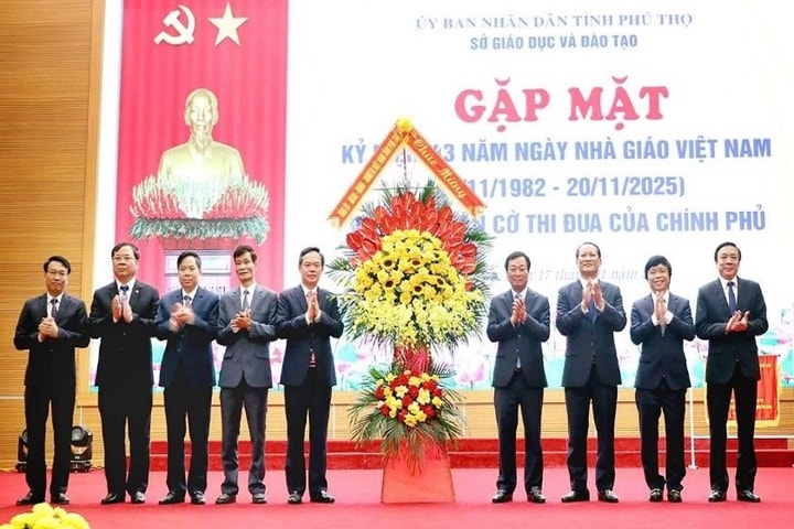 Sở GDĐT tỉnh Phú Thọ nhận Cờ thi đua của Chính phủ