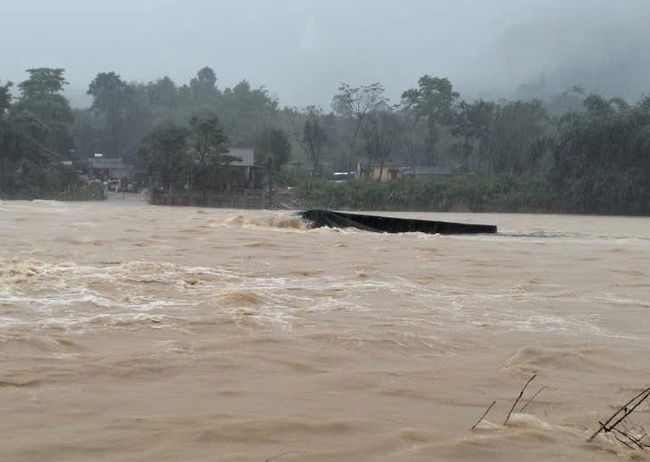 Nỗ lực tìm kiếm tài xế xe đầu kéo bị nước lũ cuốn trôi