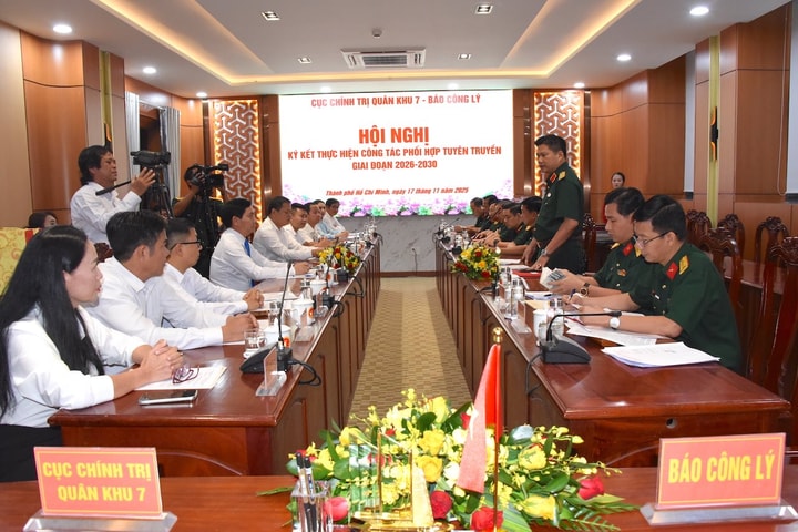 Báo Công lý và Cục Chính trị Quân khu 7 ký kết phối hợp tuyên truyền