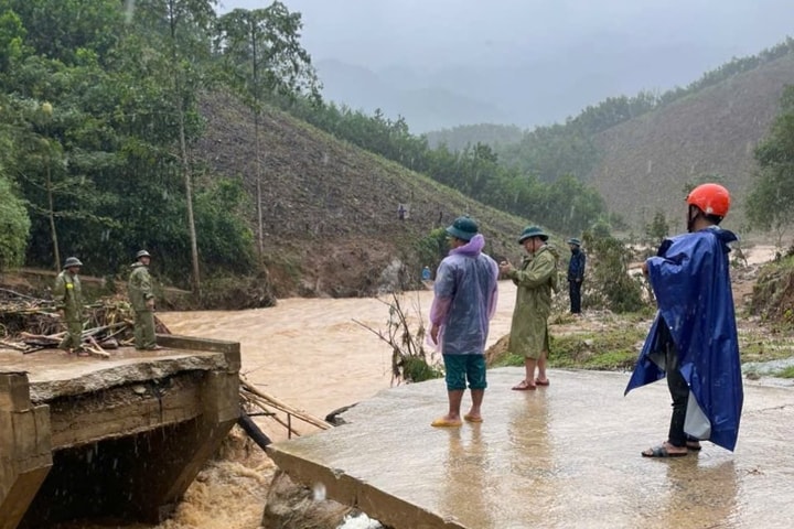Cầu bị gãy đôi, hơn 280 hộ dân bị cô lập