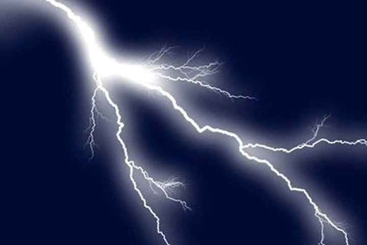 Sét đánh 2 người tử vong