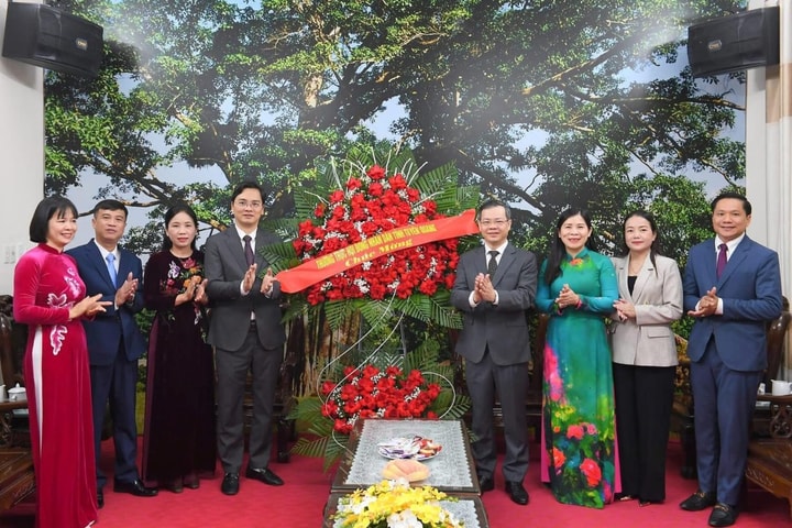 Chủ tịch HĐND tỉnh Tuyên Quang chúc mừng ngày Nhà giáo Việt Nam