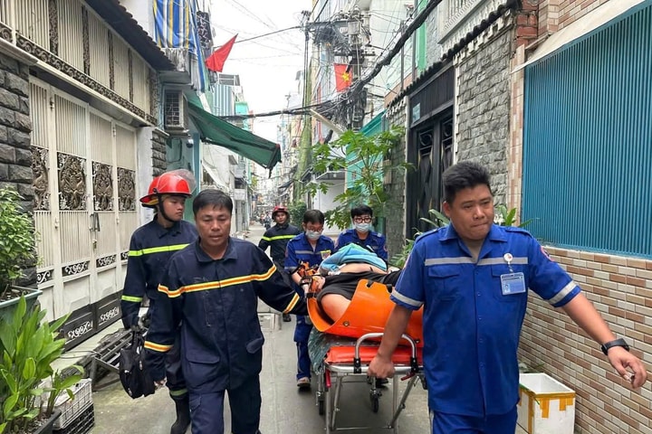 Cứu người đàn ông nặng 1,5 tạ bị mắc kẹt