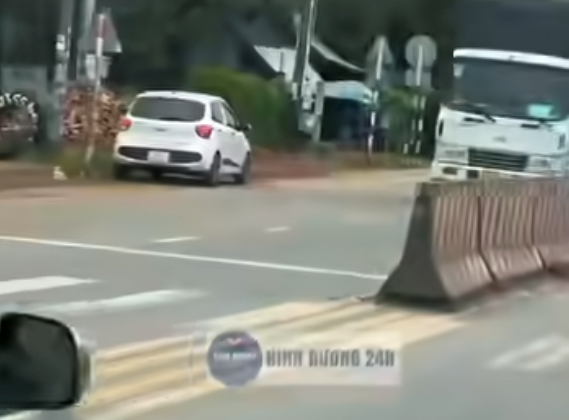 CSGT TP.HCM phạt tài xế ô tô đi ngược chiều