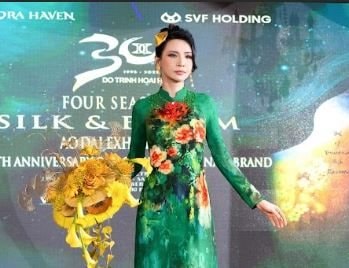 Hoa hậu Kayla Đinh tỏa sáng với áo dài “Tứ Bình Hoa Lụa” trên sân khấu quốc tế