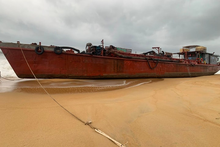 Sóng đánh khiến tàu hàng chở 2.000 lít dầu “mắc cạn”