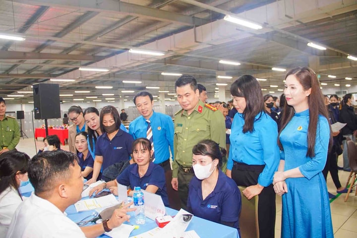 Triển khai khám và tư vấn sức khỏe miễn phí cho người lao động tại Nghệ An