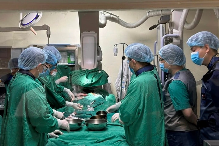 Thay van động mạch chủ qua da cho nữ bệnh nhân