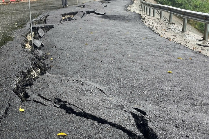 Mưa bão khiến nhiều tuyến đường ở Quảng Ngãi sạt lở nghiêm trọng