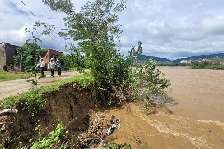 Sạt lở nghiêm trọng, đe dọa tính mạng và tài sản của hàng trăm hộ dân
