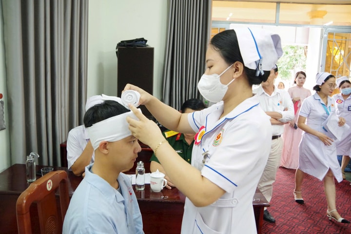 Sôi nổi Hội thi điều dưỡng viên giỏi cấp bệnh viện năm 2025 tại Bệnh viện Quân y 7B