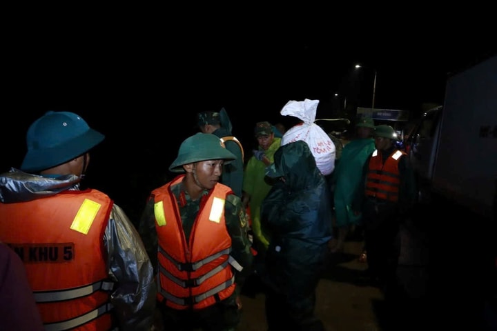 Hơn 500 cán bộ, chiến sĩ cơ động trong đêm ứng cứu bờ kè An Lương